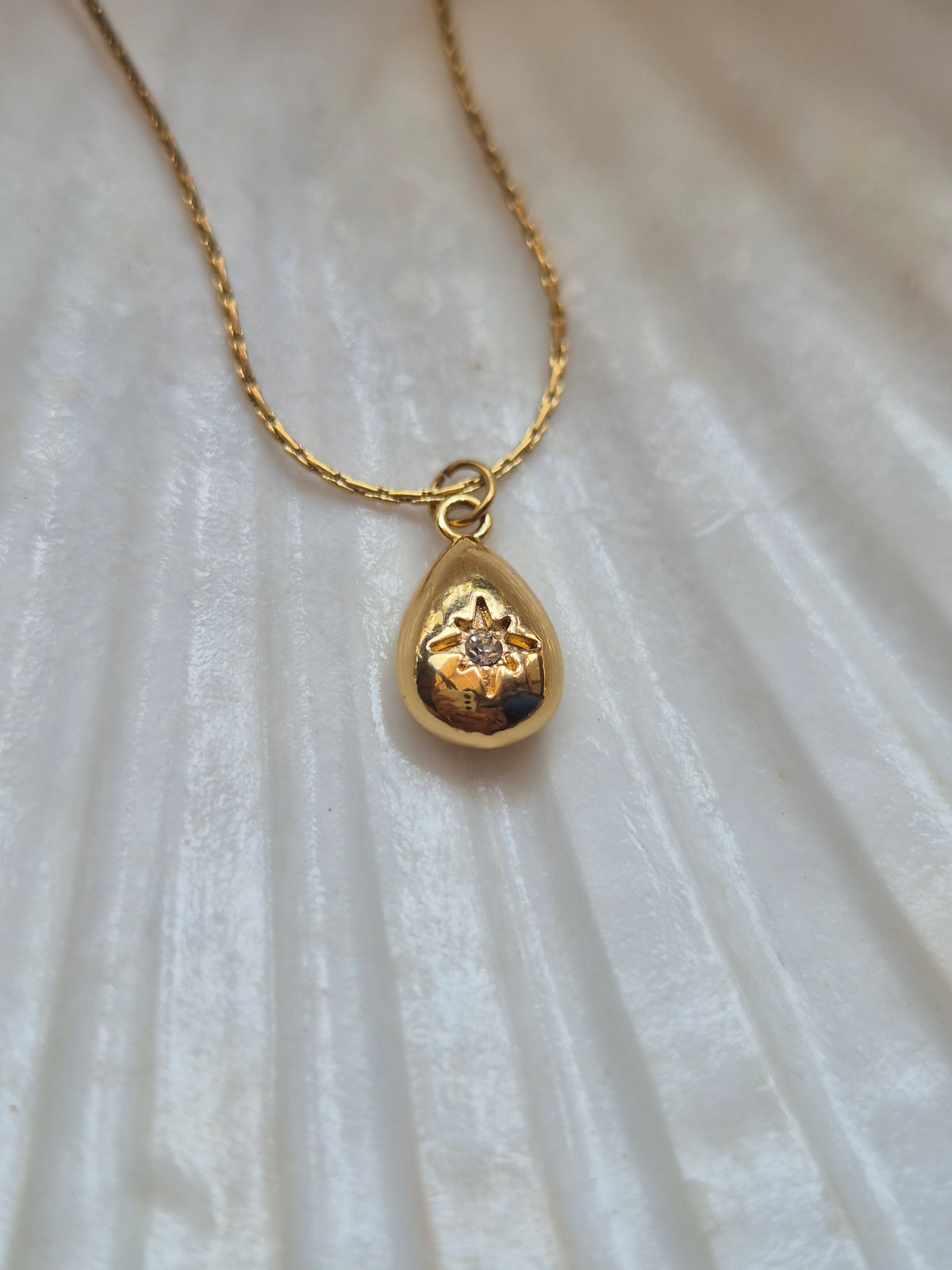 Drop stone necklace