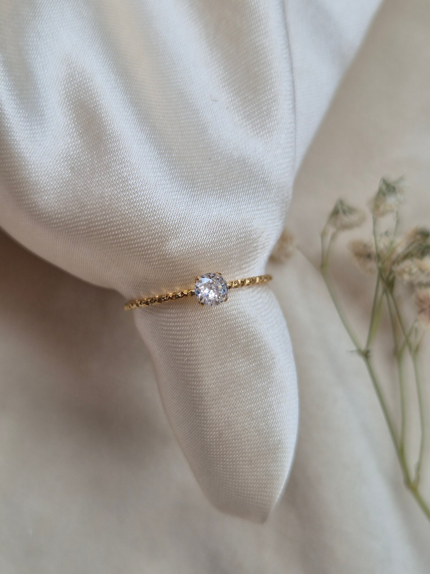 Minimal Diamond Ring