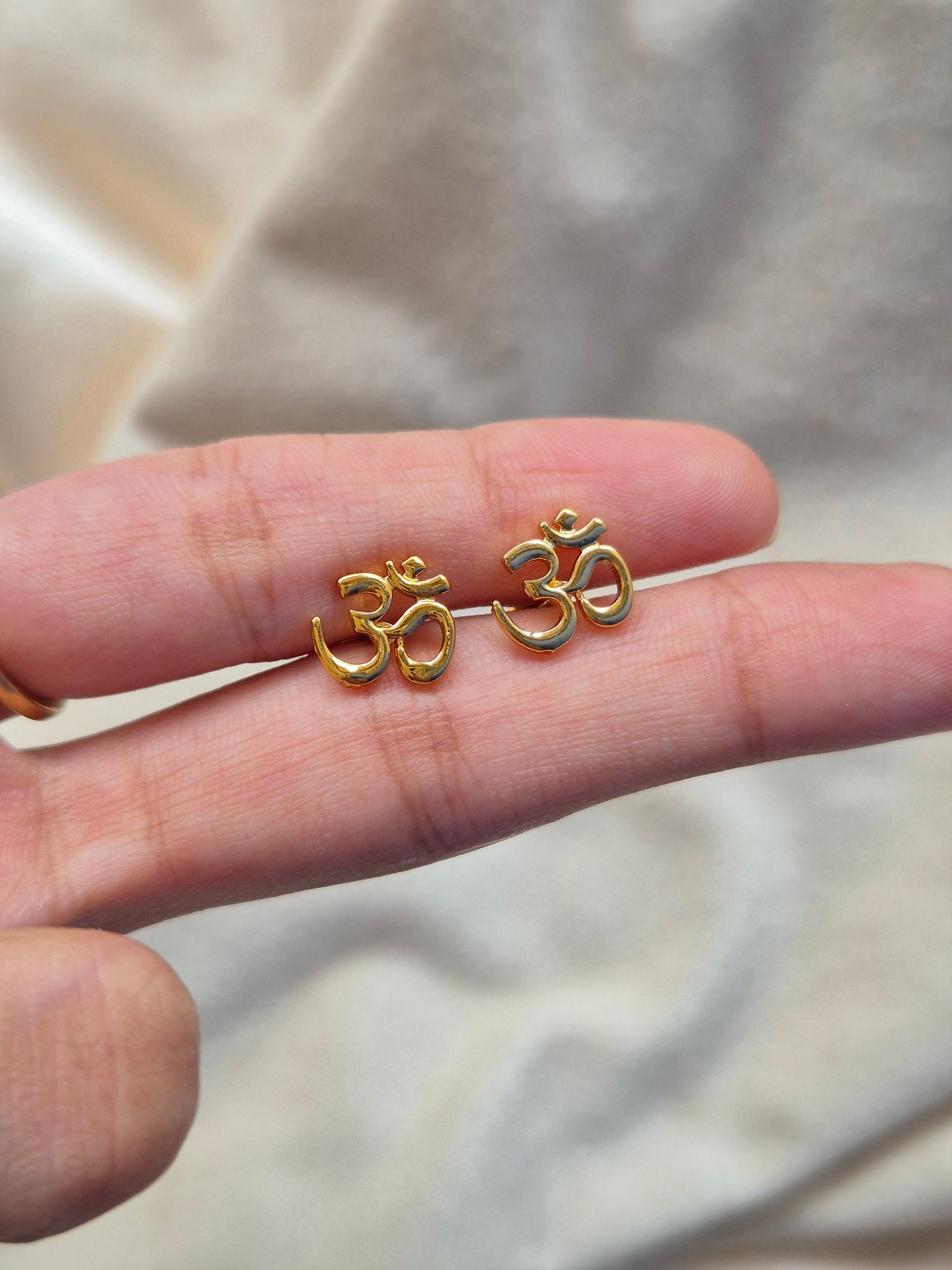 ॐ Studs